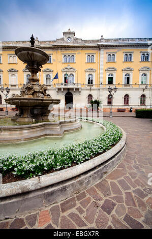 In Italia, la Liguria, Alassio, Piazza della Libertà Piazza Fontana, sfondo Municipio Foto Stock