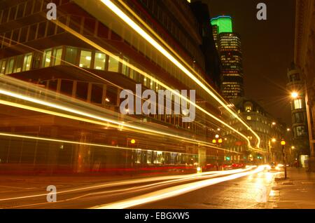 Threadneedle Street e la torre 42 di notte nella città di Londra Foto Stock