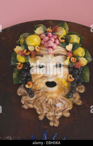 Faccia di porcellana di Bacco dio del vino Cinque Terre Liguria Italia Foto Stock