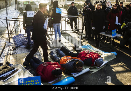 Dal 1 dicembre 2014 - Amnesty International attivisti Dicembre 1, 2014 a Kiev, Ucraina, terrà un pubblico rally sull'anniversario degli eventi sulla strada Bankova con il requisito di investigare correttamente le violazioni dei diritti umani durante Euromaidan.I partecipanti del rally ha ricostruito gli eventi dello scorso anno, quando decine e decine di manifestanti pacifici e i feriti sono stati picchiati e detenuti dal ''Berkut'' durante gli scontri tra manifestanti e poliziotti. © Igor Golovniov/ZUMA filo/Alamy Live News Foto Stock