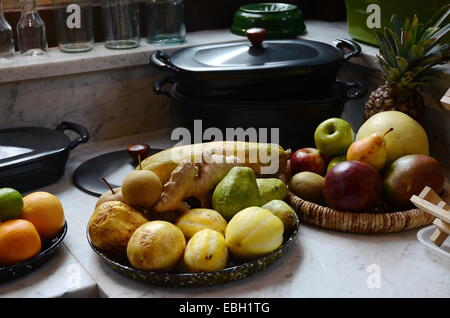 Cucina vassoi di frutta la visualizzazione di papaia,frutto della passione,nashi pera,chamoe,ginger,melone,mango,apple,pera,arancione,calce e ananas Foto Stock