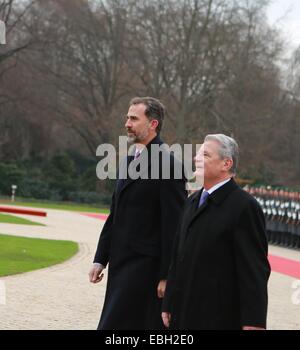 Berlino, Germania. Il 1 dicembre del 2014. Il re Filippo VI di Spagna accompagnato dal sindaco di Berlino Klaus Wowereit come essi visitare la Porta di Brandeburgo a Berlino, Germania. Il re Felipe e Regina Letizia sono alla loro prima visita di stato a Berlino dal assumendo il trono spagnolo. Credito: Simone Kuhlmey/Pacific Press/Alamy Live News Foto Stock