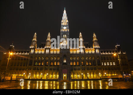 Il Rathaus edificio di Vienna in Austria di notte Foto Stock