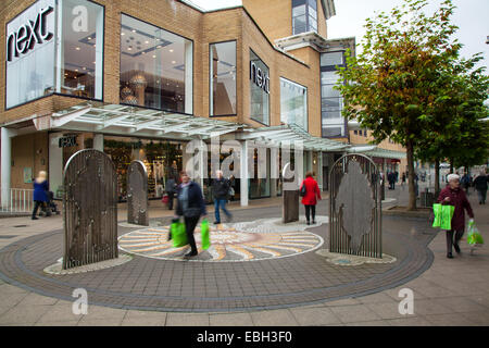 Burnley, Lancashire, Regno Unito, 1 dicembre, 2014. "Next" in Curzon Street  Venerdì nero fine settimana ultimo giorno di tariffe pre-vendite di Natale nella carta a piedi dal centro shopping. La prima fase di riqualificazione di carta a piedi Shopping Centre in Burnley incluso rimessa a nuovo la piazza del mercato e trasformare i negozi lungo un bordo della piazza. Il nuovo sviluppo aumento del già 365.000 mq centro da un ulteriore 28,000mq. Credito: Mar fotografico/Alamy Live News Foto Stock