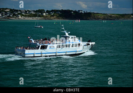 Nave passeggeri lascia il porto di Granville e andare alle isole Chausey (Bassa Normandia, Francia). Foto Stock