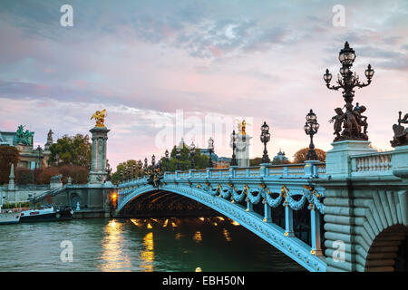 Aleksander III bridge a Parigi presso sunrise Foto Stock