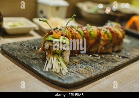 Rotoli di sushi il cibo giapponese prese a Isao Ristorante Bangkok, Thailandia Foto Stock