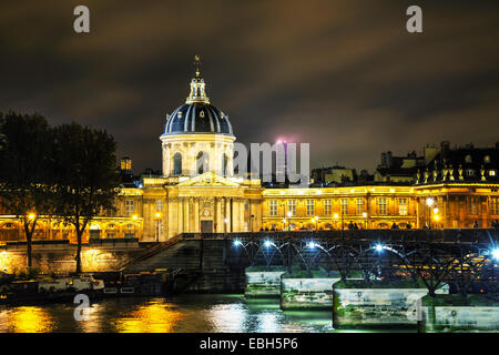 Institut de France edificio di Parigi in Francia durante la notte Foto Stock