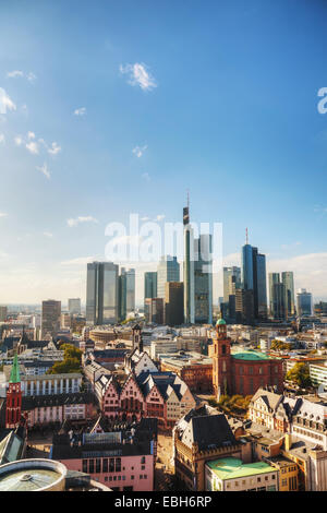 Frankfurt am Maine, Germania cityscape in una giornata di sole Foto Stock