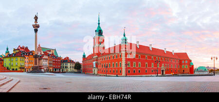 Piazza del Castello panorama a Varsavia in Polonia la mattina presto Foto Stock