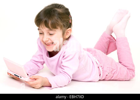 Ragazza in abiti rosa con una rosa Gameboy Foto Stock