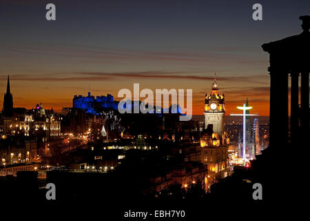 Edimburgo, Scozia, Regno Unito. Novembre, 2014. Il Castello di Edinburgo e la città vista da Calton Hill al tramonto. Foto Stock