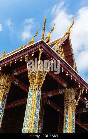 Dettaglio del tetto in Wat Phra Kaew, il Tempio del Buddha di Smeraldo di Bangkok, Tailandia. Foto Stock