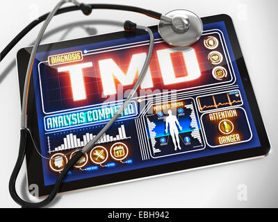 Medical Tablet con la diagnosi di TMD sul display e un stetoscopio nero su sfondo bianco. Foto Stock