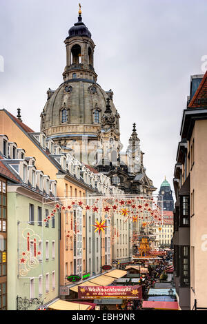 Dresda mercatino di Natale la Frauenkirche vista giorno. Tradizionale mercatino di Natale in Dresden centro storico. Foto Stock