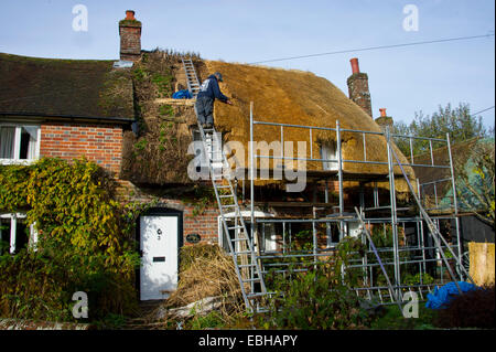 Un cottage dispone di un nuovo tetto di paglia, Inghilterra Foto Stock