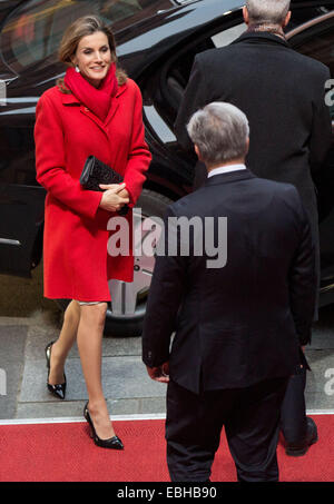 Berlino, Germania. 01 dic 2014. Spagna La regina Letizia è accolto dal Sindaco di Berlino Klaus Wowereit presso il Municipio di Berlino, Germania, 01 dicembre 2014. Foto: JOERG CARSTENSEN/dpa/Alamy Live News Foto Stock