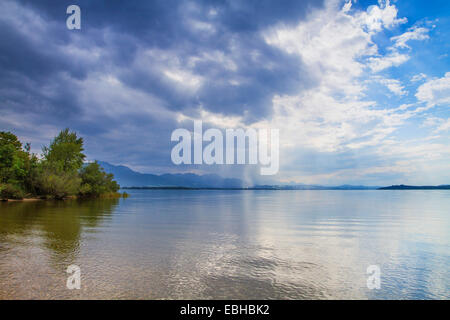 Avvicinando temporale su un lago, in Germania, in Baviera, il Lago Chiemsee Foto Stock