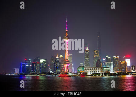 Skyline di Pudong illuminato con la torre della televisione di notte, Cina Shanghai Foto Stock