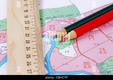 Mappa topografica di righello e matite close up Foto Stock