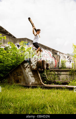 Personal trainer facendo outdoor training in luogo urbano, Monaco di Baviera, Germania Foto Stock