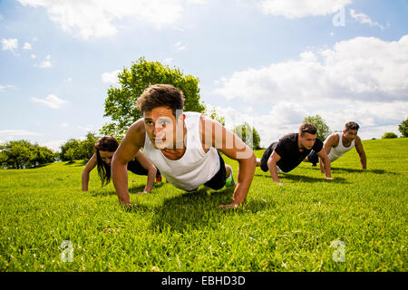 Personal trainer facendo outdoor training in luogo urbano, Monaco di Baviera, Germania Foto Stock