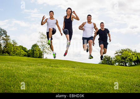 Personal trainer facendo outdoor training in luogo urbano, Monaco di Baviera, Germania Foto Stock