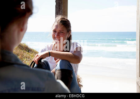 Piloti del cavallino tenendo break, Pakiri Beach, Auckland, Nuova Zelanda Foto Stock