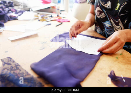 Designer al lavoro in studio Foto Stock