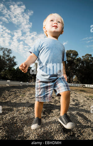 Ragazzo giovane a piedi Foto Stock