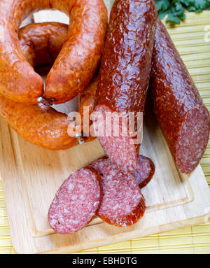 Salsiccia affumicata riccioli e tagliare in porzioni Foto Stock