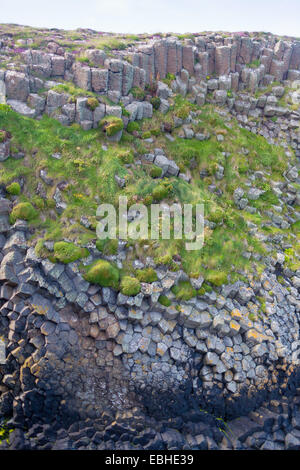 Il basalto formazioni rocciose sull isola di staffa, costa ovest della Scozia, Regno Unito Foto Stock