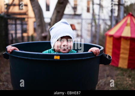 Ragazzo all'interno della vasca, Brooklyn, New York, Stati Uniti d'America Foto Stock