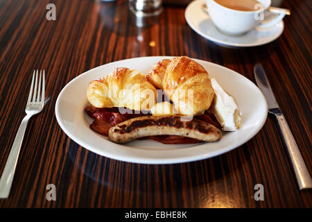 La prima colazione, salsiccia, croissant, bacon, formaggio Foto Stock