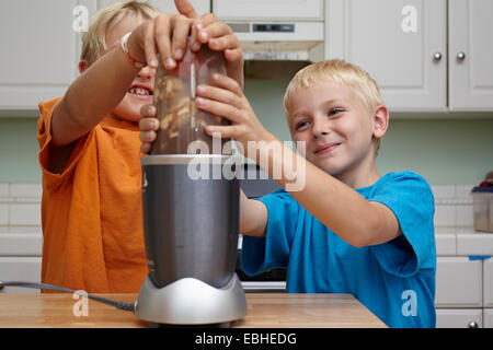 Fratelli miscelazione di frutti in cucina Foto Stock