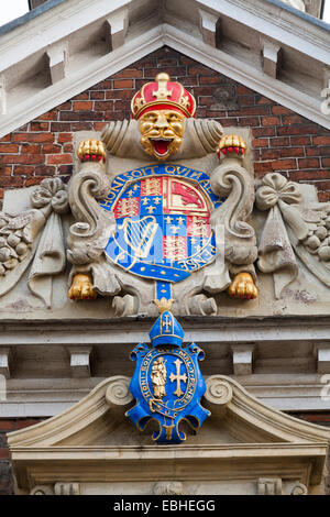 Crest / Stemma sul Collegio di matrone (Matrone' College) edificio / parte anteriore / facciata in cattedrale vicino, Salisbury. Regno Unito Foto Stock