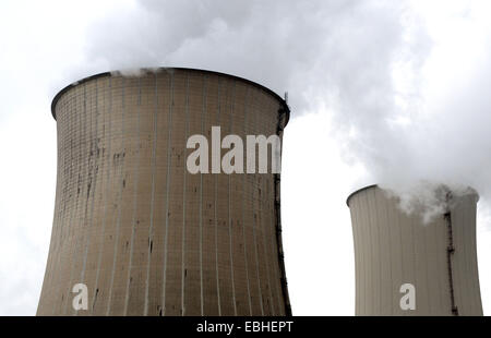 Scholven, Germania. 01 dic 2014. Il vapore acqueo sorge dalle torri di raffreddamento a Eon power plant in Scholven, Germania, 01 dicembre 2014. Il altamente indebitati energy company Eon è svolta a misure radicali: in futuro, la società si concentrerà sulle fonti rinnovabili, le reti elettriche e di soluzioni per i clienti. La società vuole dare la sua principale attività nel settore nucleare, carbone e gas. Foto: CAROLINE SEIDEL/dpa/Alamy Live News Foto Stock