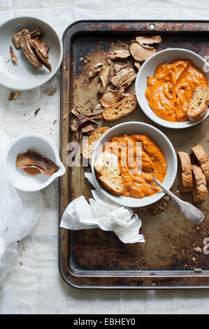 Zuppa di zucca con funghi secchi e mini toast Foto Stock