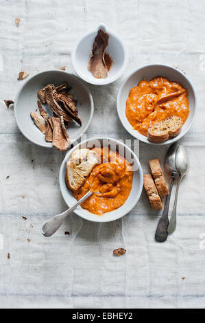 Zuppa di zucca con funghi secchi e mini toast Foto Stock