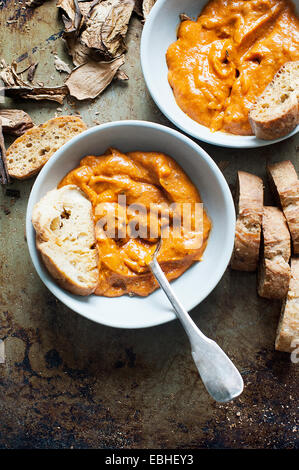 Zuppa di zucca con funghi secchi e mini toast Foto Stock