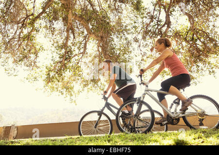 Coppia matura in bicicletta nel parco Foto Stock