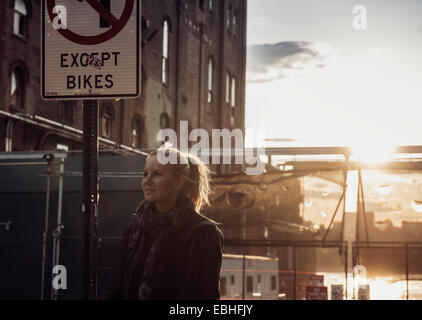 Donna dal cartello stradale, Williamsburg, Brooklyn, New York, Stati Uniti d'America Foto Stock