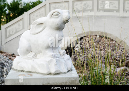 Coniglio in gesso, Giardino Cinese, Louise McKinney Riverfront Park, Edmonton, Alberta, Canada Foto Stock