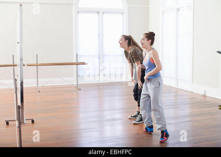 Due ragazze adolescenti facendo warm up danza nella scuola di danza Foto Stock