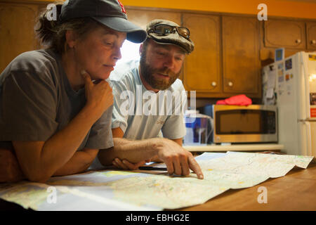 L uomo e la donna a studiare mappa degli Stati Uniti al tavolo della cucina
