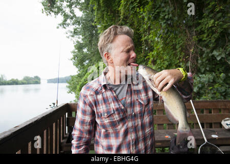 L'uomo spuntavano lingua al lupo di mare, fiume Raisin, Monroe, Michigan, Stati Uniti d'America Foto Stock