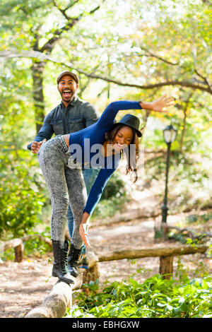 Paio di bilanciamento sulla recinzione da giardino Foto Stock