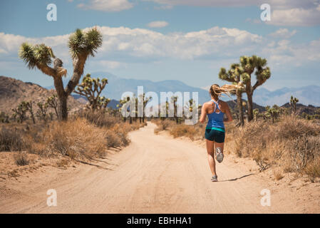 La donna in esecuzione, Joshua Tree National Park, California, US Foto Stock