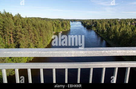 Vista dal ponte che attraversa il fiume Leppävirta , Finlandia Foto Stock