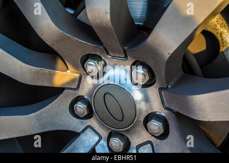 Sporco ruota in lega da vicino Foto Stock